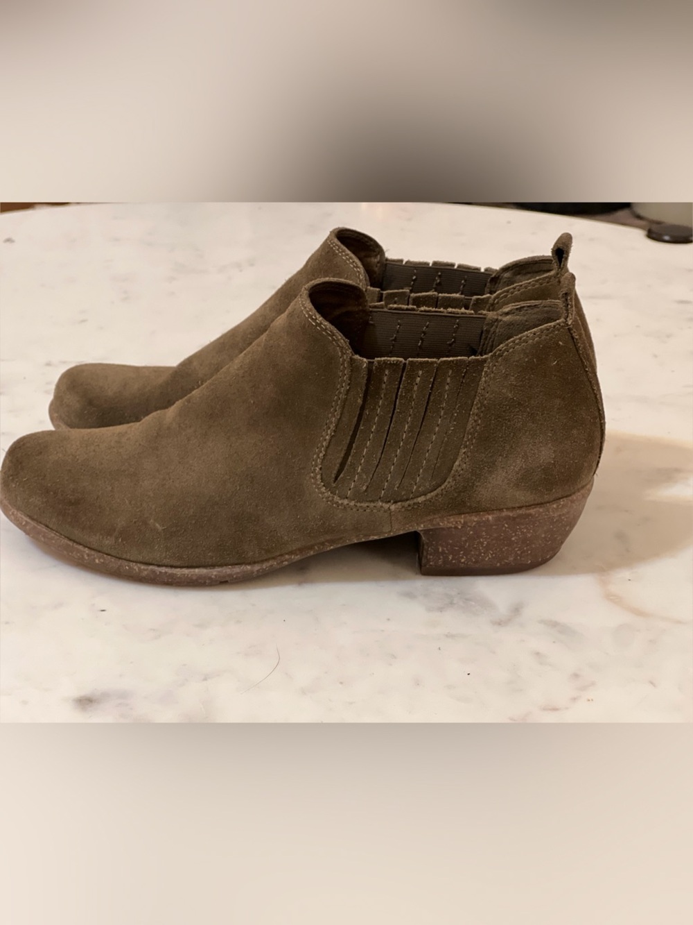 Clarks Artisan Taupe Suede Chelsea Ankle Booties Womens Size 11 M Low Block Heel